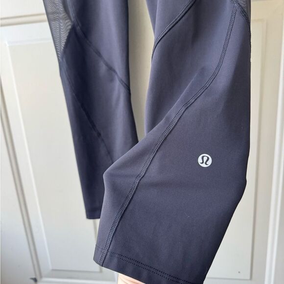Lululemon Cropped Leggings-Black-Mesh Panels on Legs-Zippered Pockets-Size 8 - Picture 6 of 10